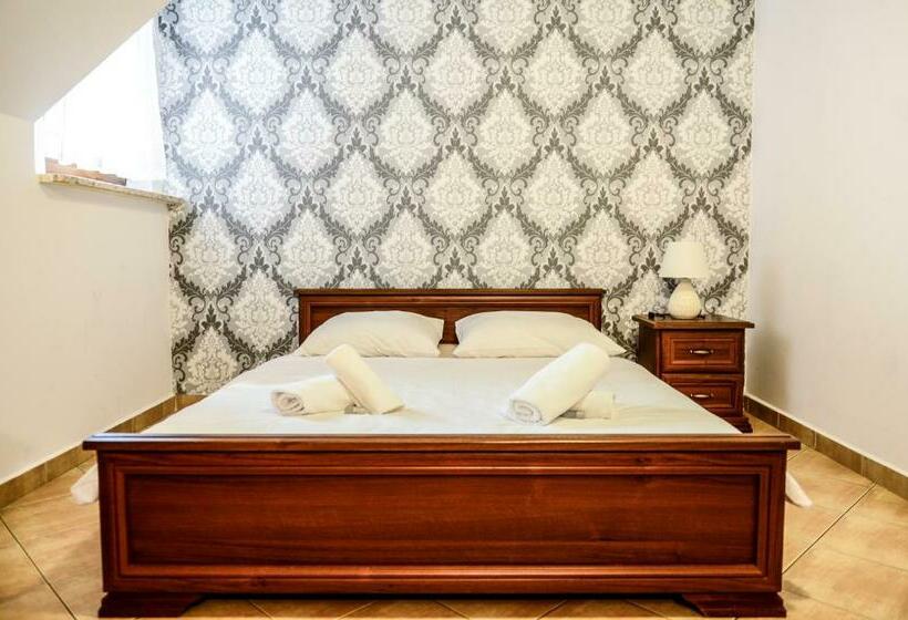 Habitació Triple Estàndard, Dworek Emilli