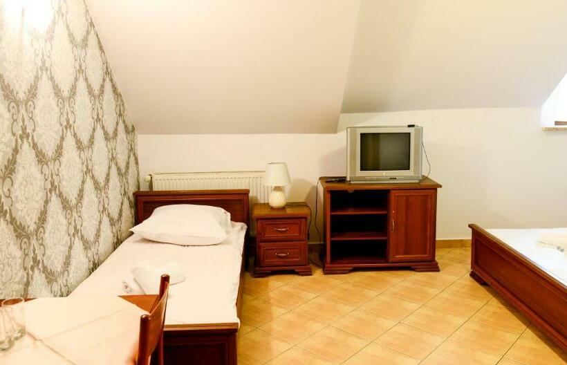 Habitació Triple Estàndard, Dworek Emilli