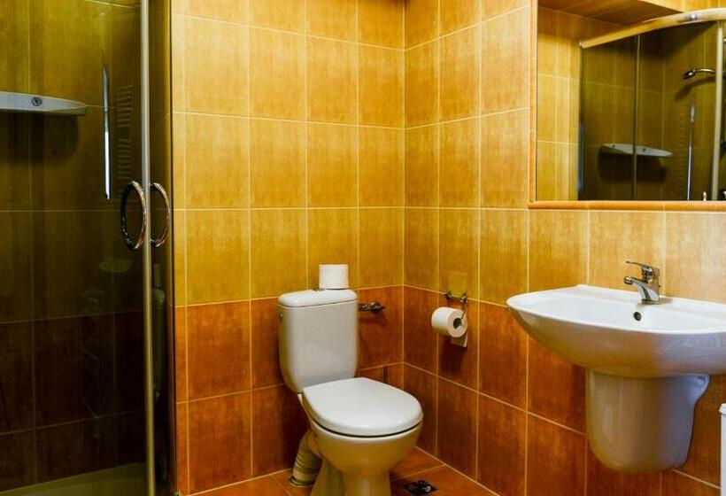 Habitació Triple Estàndard, Dworek Emilli