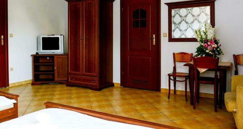 Habitació Quàdruple Estàndard, Dworek Emilli