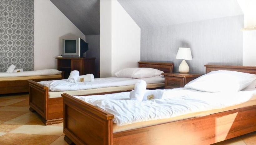 Habitació Quàdruple Estàndard, Dworek Emilli