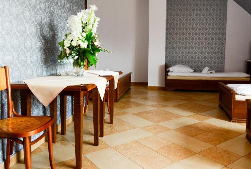 Habitació Quàdruple Estàndard, Dworek Emilli