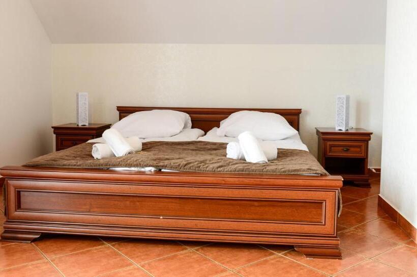 Suit Deluxe, Dworek Emilli