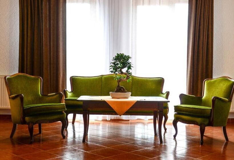 Suit Deluxe, Dworek Emilli