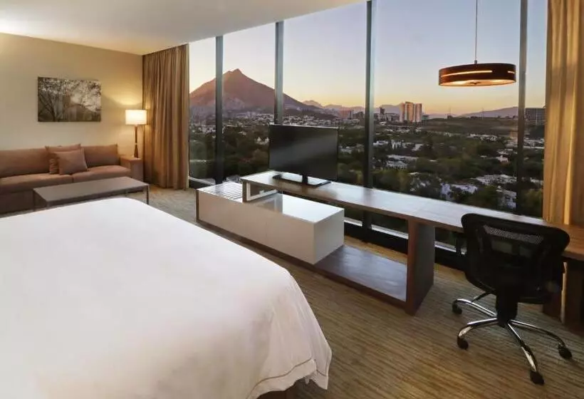 キングサイズベッドのスイートルーム, Holiday Inn Express & Suites Monterrey Valle, An Ihg