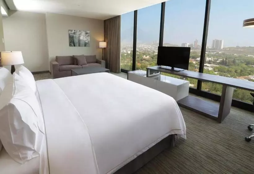 キングサイズベッドのスイートルーム, Holiday Inn Express & Suites Monterrey Valle, An Ihg