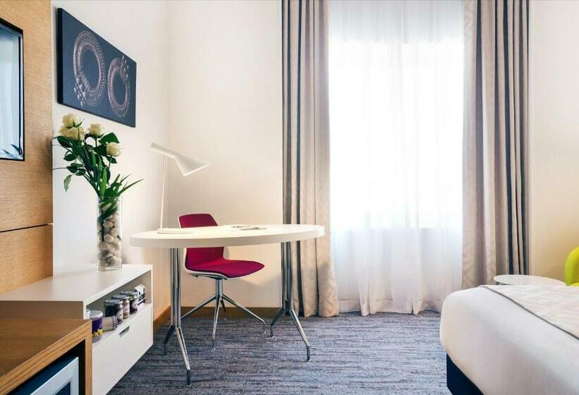 اتاق لوکس با چشمانداز استخر, Mercure Sohar