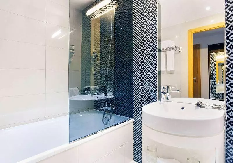اتاق لوکس با چشم‌انداز استخر, Mercure Sohar