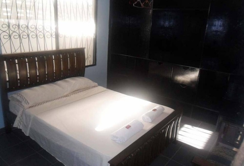 חדר משפחתי, Sheylla's Place