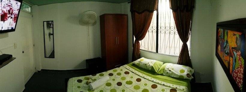 חדר משפחתי, Sheylla's Place