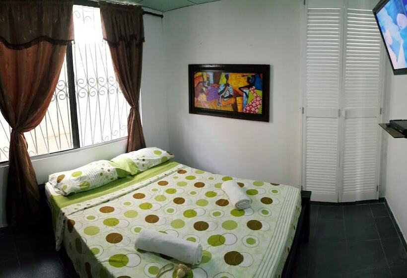 חדר משפחתי, Sheylla's Place