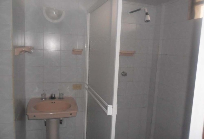 חדר משפחתי, Sheylla's Place