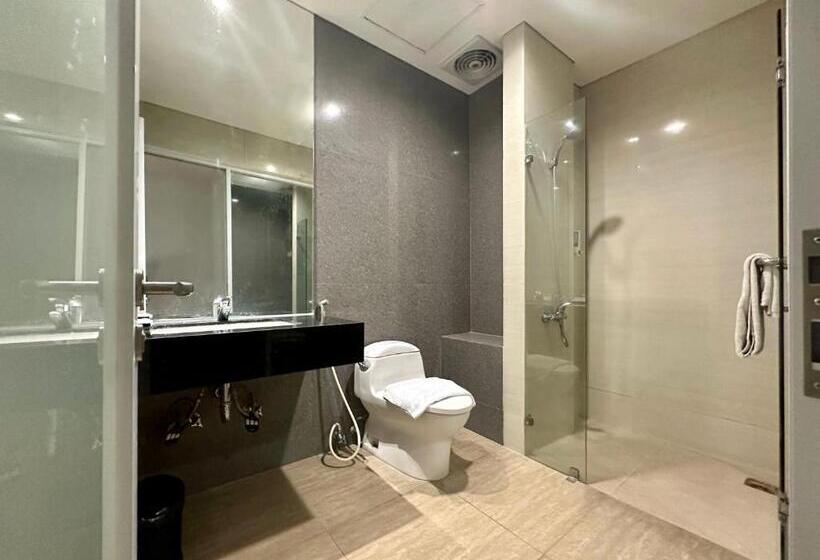 デラックススタジオ, Yasmin Karawaci