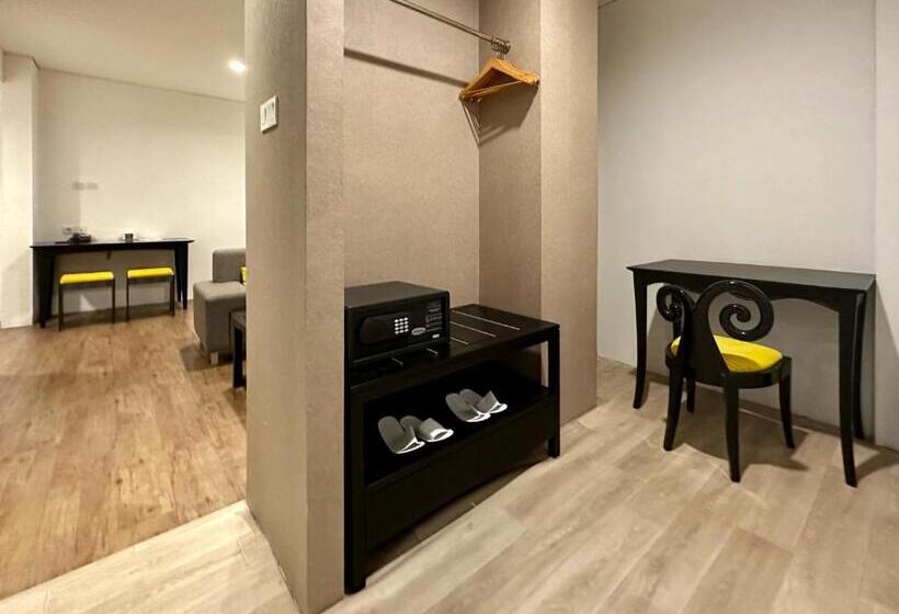 デラックススタジオ, Yasmin Karawaci