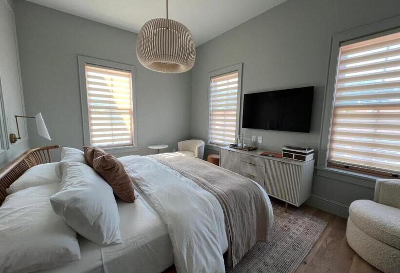 جناح سوبيريور, St. James Social