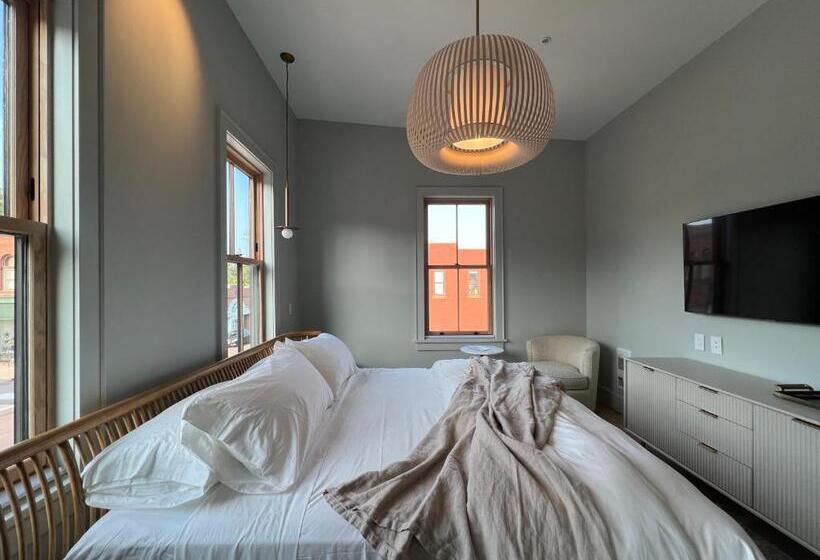 جناح سوبيريور, St. James Social