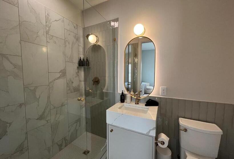 جناح سوبيريور, St. James Social