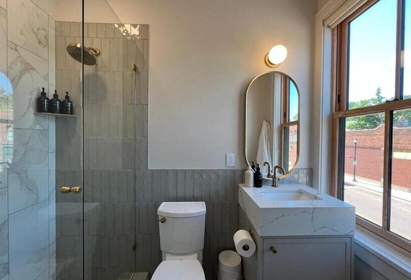 جناح سوبيريور, St. James Social