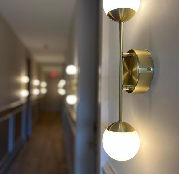 جناح مطل على البحيرة, St. James Social