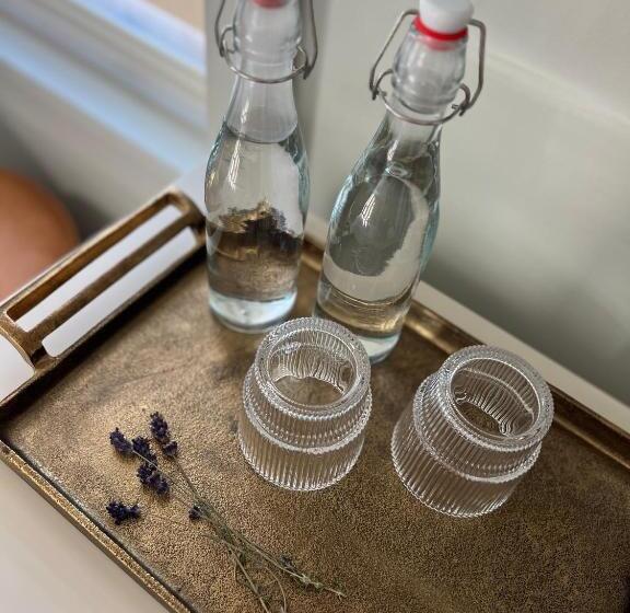 جناح مطل على البحيرة, St. James Social