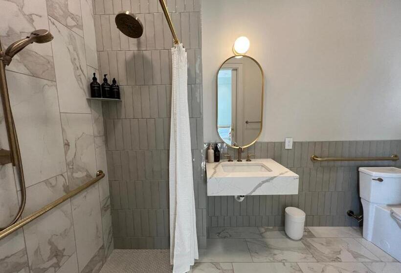 غرفة قياسية سرير كينج لذوى الإحتياجات الخاصة, St. James Social