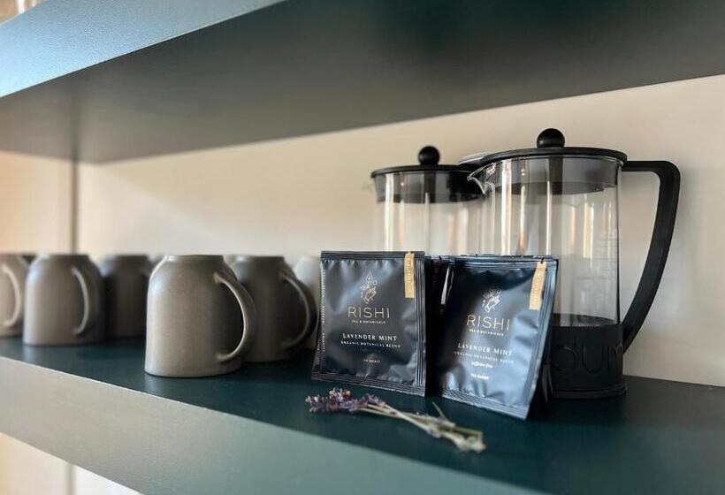 جناح سرير كينج, St. James Social