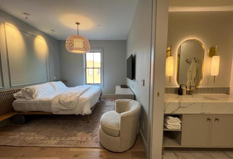 جناح سرير كينج, St. James Social