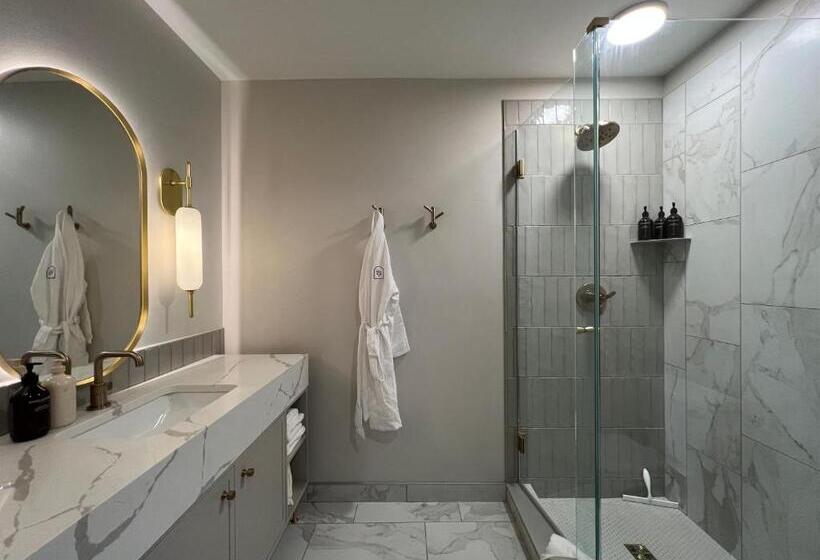 جناح سرير كينج, St. James Social