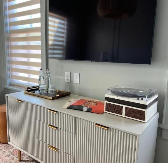 جناح مطل على البحيرة, St. James Social