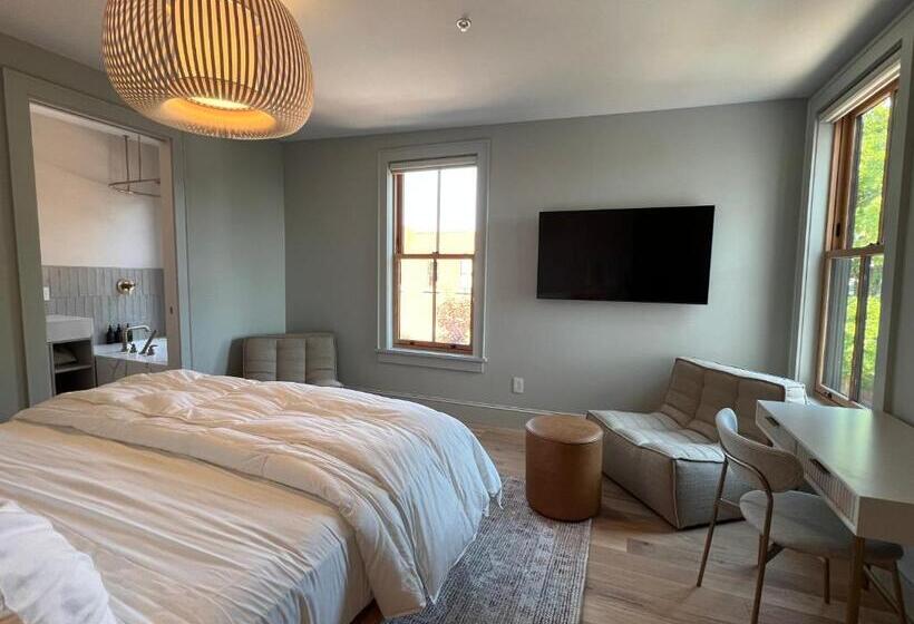 جناح مطل على البحيرة, St. James Social