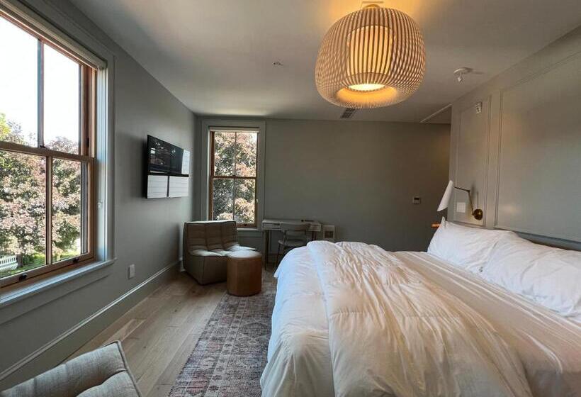 جناح مطل على البحيرة, St. James Social