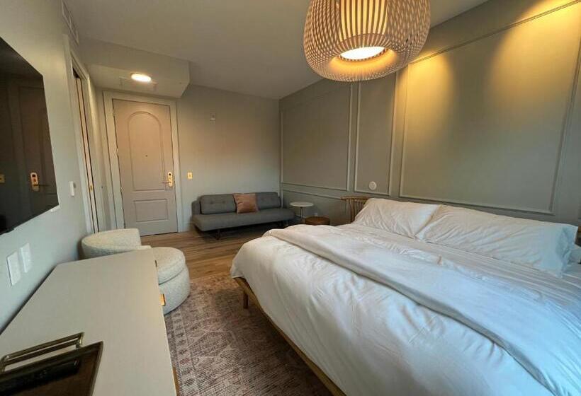 جناح سرير كينج, St. James Social