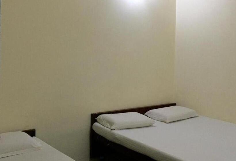 Deluxe Kolmen Hengen Huone, Goroomgo Shanti Guest House Varanasi