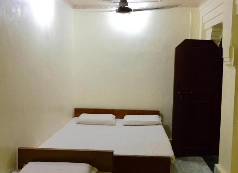 Superior Kolmen Hengen Huone, Goroomgo Shanti Guest House Varanasi