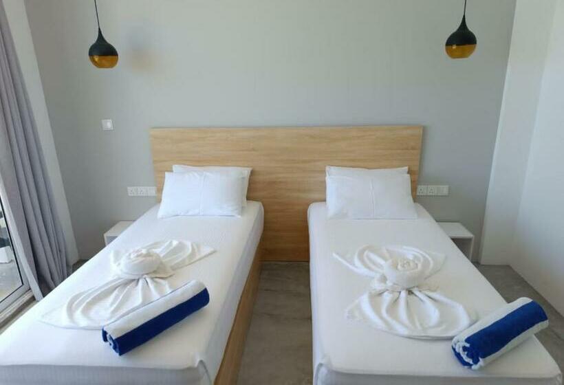 اتاق لوکس با چشم‌انداز دریا, The Sunset Villa