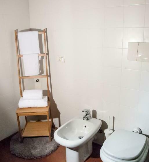 اتاق استاندارد سه تخته با سرویس بهداشتی مشترک, La Maison