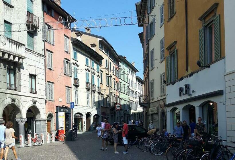 اتاق استاندارد سه تخته با سرویس بهداشتی مشترک, La Maison