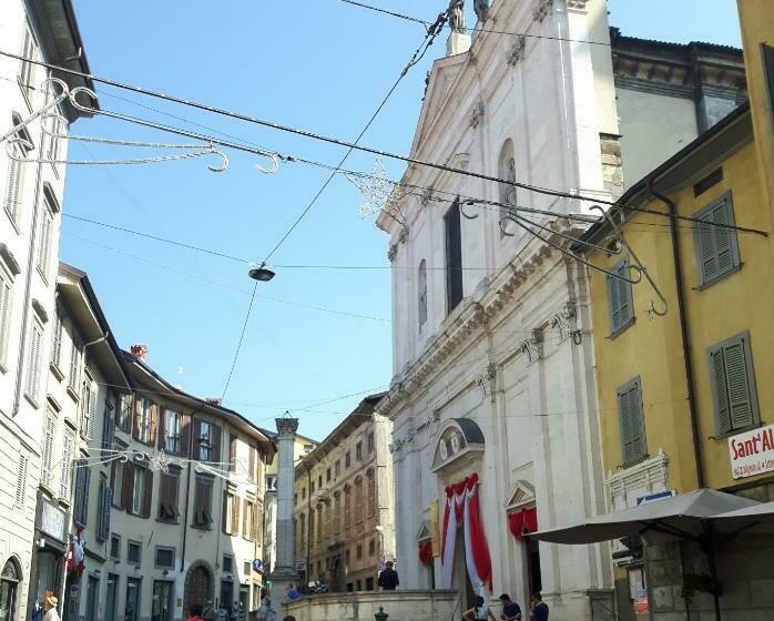 اتاق استاندارد سه تخته با سرویس بهداشتی مشترک, La Maison