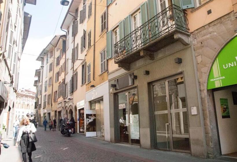 اتاق استاندارد سه نفره, La Maison