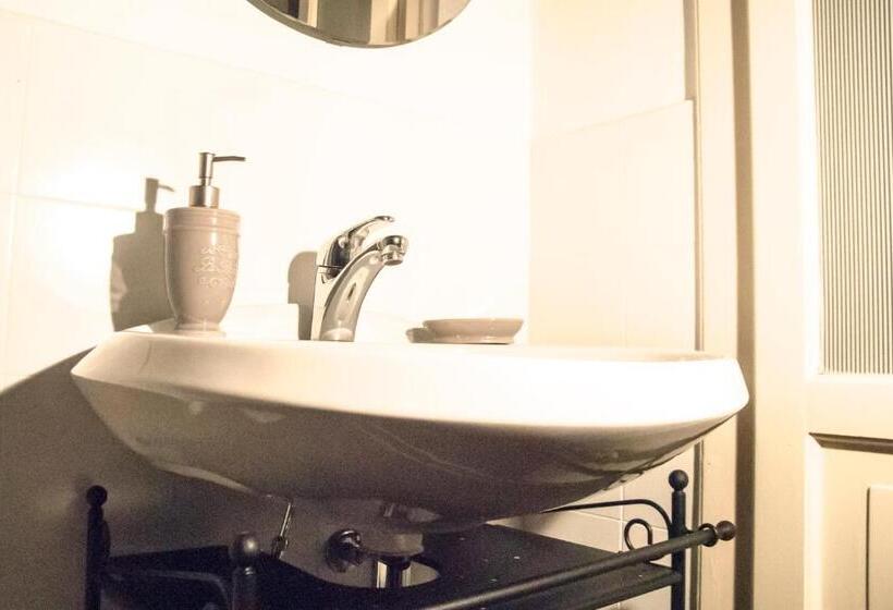 اتاق استاندارد سه نفره, La Maison