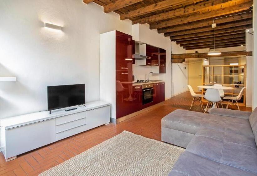 استودیوی استاندارد, La Maison