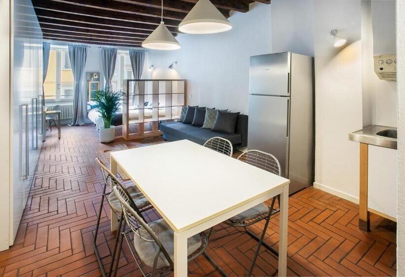 استودیوی استاندارد, La Maison