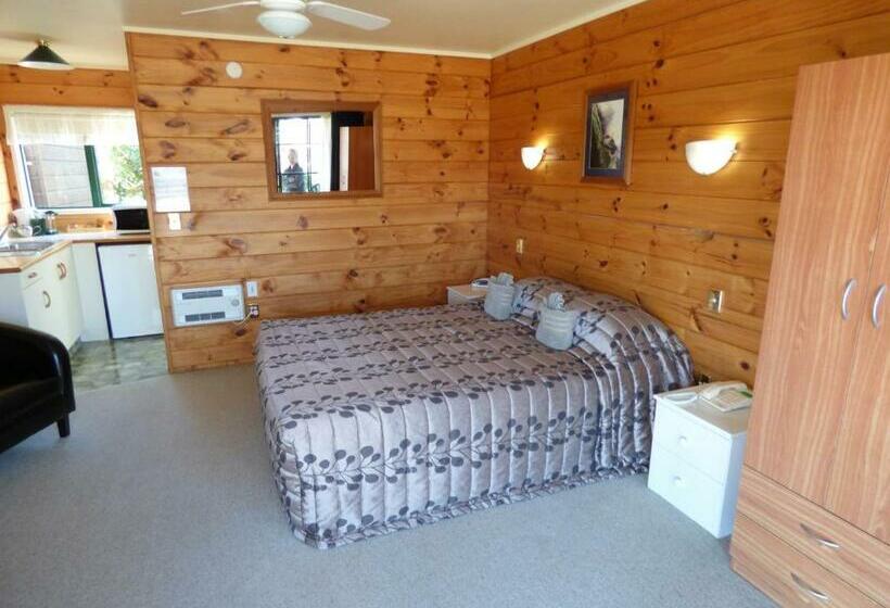 スタンダードスタジオ, Cedarwood Lakeside Motel & Conference Venue