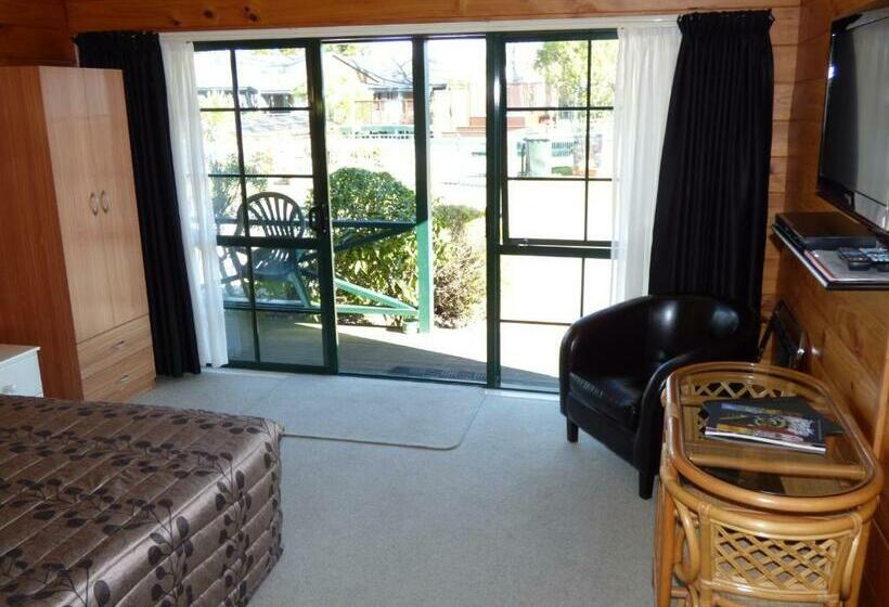 スタンダードスタジオ, Cedarwood Lakeside Motel & Conference Venue