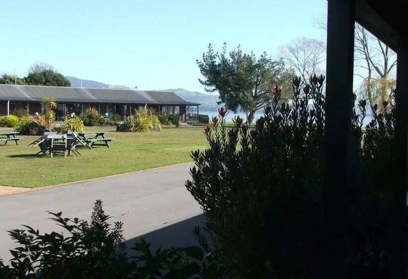 スタンダードスタジオ, Cedarwood Lakeside Motel & Conference Venue