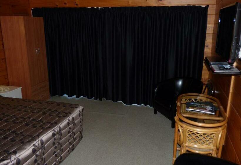 スタンダードスタジオ, Cedarwood Lakeside Motel & Conference Venue