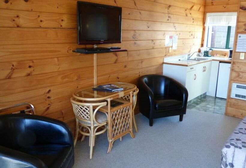 スタンダードスタジオ, Cedarwood Lakeside Motel & Conference Venue