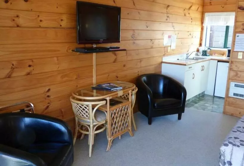 スタンダードスタジオ, Cedarwood Lakeside Motel & Conference Venue