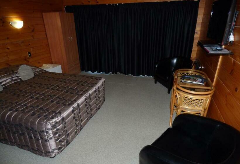 スタンダードスタジオ, Cedarwood Lakeside Motel & Conference Venue