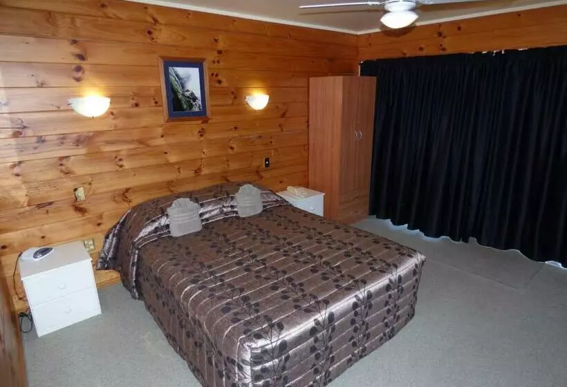 スタンダードスタジオ, Cedarwood Lakeside Motel & Conference Venue